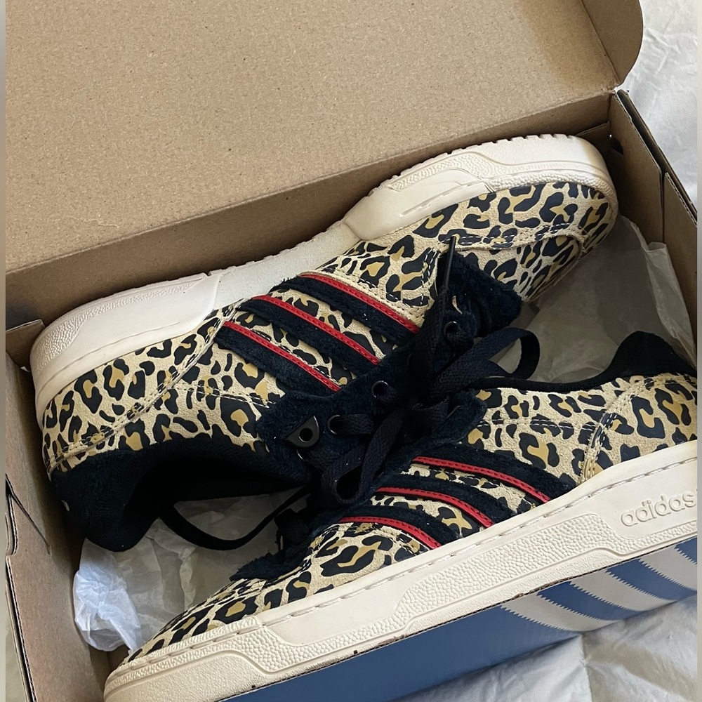 Adidas Rivalry Low womans 7.5